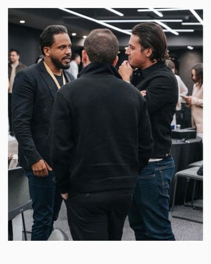 Paulo Fantucci conversando com dois participantes em evento do setor
