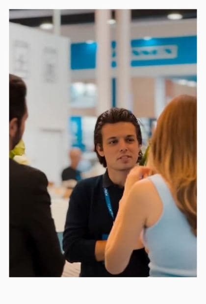 Paulo Fantucci atendendo visitantes em estande de feira de equipamentos